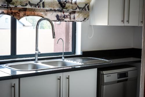 eine Küche mit einem Waschbecken und einem Fenster in der Unterkunft 288 Majestic View - Vaal De Gràce Golf Estate - Loadshedding Friendly in Parys