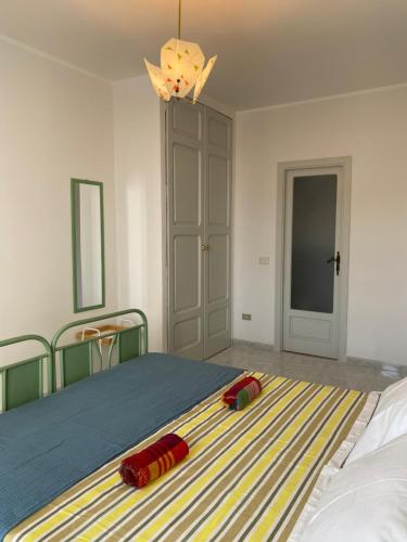 1 dormitorio con 1 cama con 2 almohadas de colores. en NICE - camere con bagno privato en Lioni