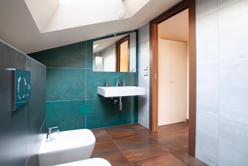 een badkamer met een witte wastafel en een spiegel bij Vista Paradiso 2 in Itri