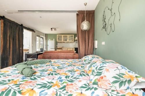 um quarto com uma cama com um edredão floral em Bed & Bike Harbour Hoorn em Hoorn