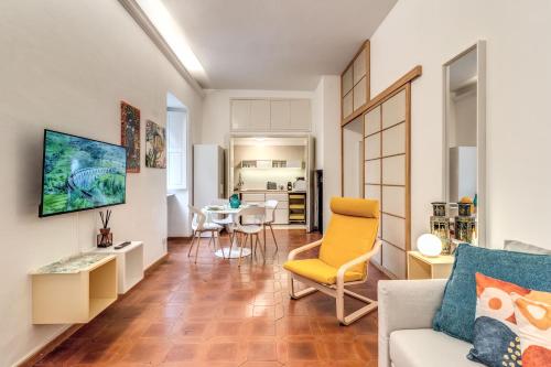 ein Wohnzimmer mit einem Sofa und einem Tisch in der Unterkunft Elegant Apartment Behind the Colosseum in Rom