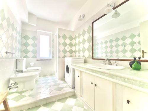 uma casa de banho com um lavatório e uma máquina de lavar roupa em Villa Gisella em San Marco dʼAlunzio