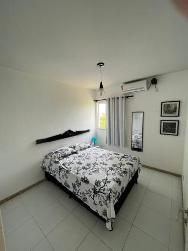 a bedroom with a bed and a window at Apartamento 3/4 ótima localização in Aracaju