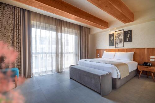 een hotelkamer met een bed en een groot raam bij Al Masa Hotel El Sokhna in Ain Sokhna