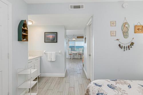 a bedroom with a bed and a dining room at Tuckaway Shores Resort in Melbourne