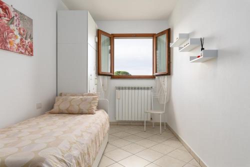 卡斯泰爾菲奧倫蒂諾的住宿－Casa Ary，一间小卧室,配有床和窗户