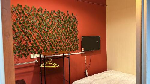 un dormitorio con una pintura de flores en la pared en RHV Bukit Bintang , Kuala Lumpur, en Kuala Lumpur