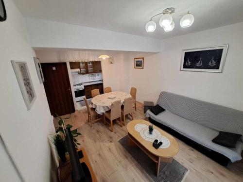 - un salon avec un canapé et une table dans l'établissement Apartments Lota, à Starigrad-Paklenica