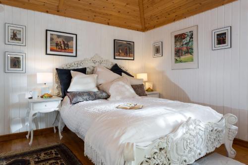 a bedroom with a white bed and a wooden ceiling at Alpaca Lodge in Burford