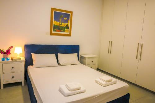 een slaapkamer met een bed met twee handdoeken erop bij Luxury Stay in İncirli