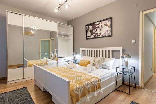 Postel nebo postele na pokoji v ubytování Central Flat near Top Attractions in Nisantasi