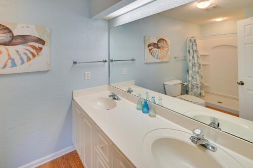 uma casa de banho com um lavatório e um espelho em Surfside Beach Oasis with Private Pool and Gas Grill! em Myrtle Beach