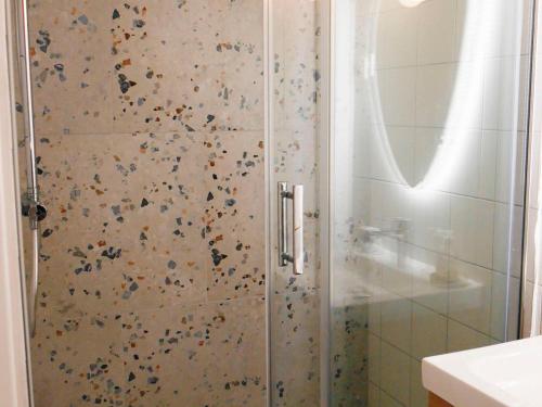 una doccia con una porta in vetro in un bagno di Appartement refait à neuf, cœur de ville, proche plage, animaux acceptés - FR-1-418-230 a Le Palais