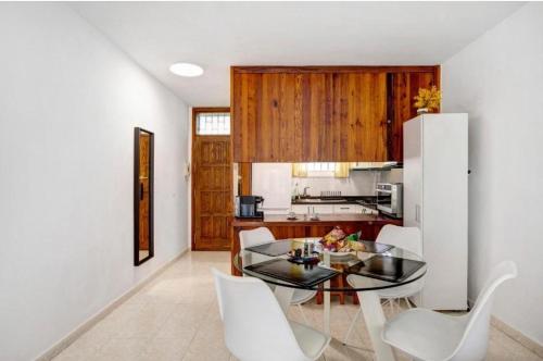 Fayser 108, 2 bedrooms, AC, steps to beach