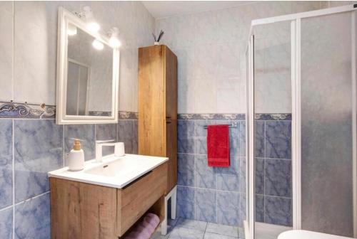 Fayser 108, 2 bedrooms, AC, steps to beach