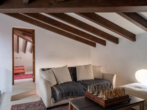 a living room with a couch and a table at Preciosa casa familiar cerca Esporlas Na Servera in Esporles