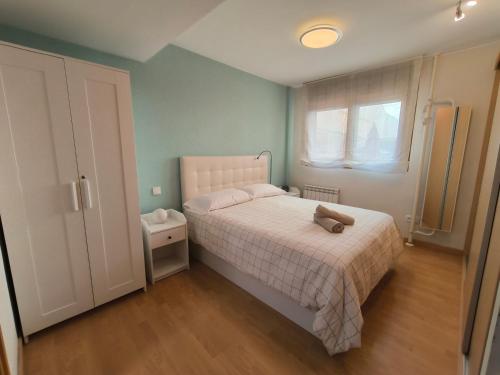 een kleine slaapkamer met een bed en een raam bij La Terraza de Predicadores by Alogest in Zaragoza