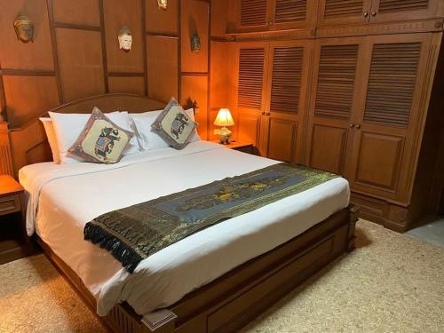 um quarto com uma cama grande e paredes de madeira em 2 Bedroom Beachfront Villa Bang Po (B1) SDV098 By Samui Dream Villas em Koh Samui
