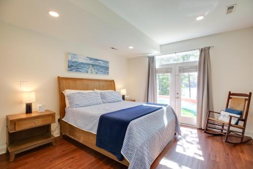 ein Schlafzimmer mit einem Bett und einem großen Fenster in der Unterkunft Waterfront Lusby Escape with Fire Pit and Kayaks! in Dowell