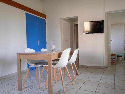 Μια τηλεόραση ή/και κέντρο ψυχαγωγίας στο Holiday Home Le Domaine du Lambon-1 by Interhome