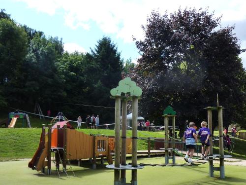 - une aire de jeux dans un parc avec des joueurs dans l'établissement Holiday Home Le Domaine du Lambon-1 by Interhome, à Prailles