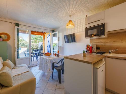 une cuisine et un salon avec un canapé et une table dans l'établissement Studio Port La Roquille-1 by Interhome, au Cap d'Agde