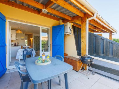un patio avec une table, des chaises et un barbecue dans l'établissement Studio Port La Roquille-1 by Interhome, au Cap d'Agde