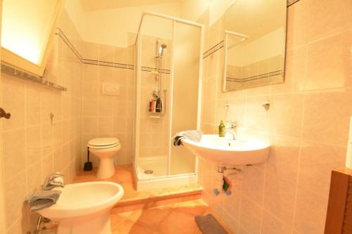ヴァラッツェにあるLa Tana del Berüのバスルーム(洗面台、トイレ、シャワー付)