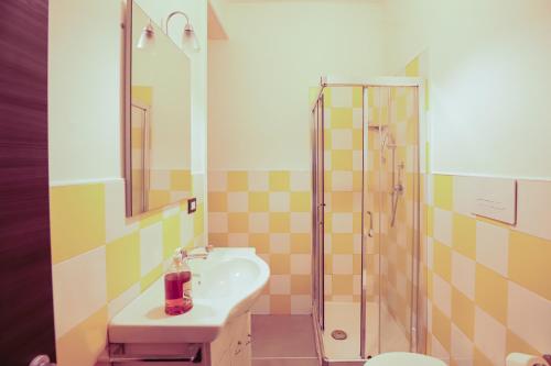 bagno con lavandino e doccia di max hotel e restaurant a Pontecagnano