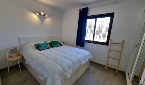 een kleine slaapkamer met een bed en een raam bij Sands Beach - Hoy Hotels in Costa Teguise