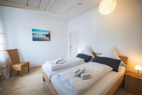 um quarto com uma cama com duas toalhas em Ferienwohnung Lavendel im gemütlichen Gästehaus Benedikt em Fischbach