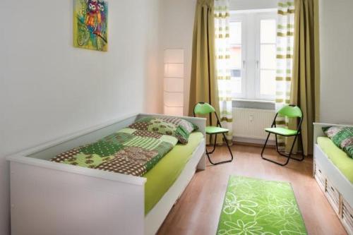 1 dormitorio con 1 cama grande en una habitación en Ferienwohnung Hafenglück 13 en Überlingen
