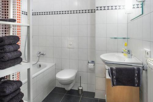 uma casa de banho branca com um WC e um lavatório em Ferienwohnung Hafenglück 13 em Überlingen