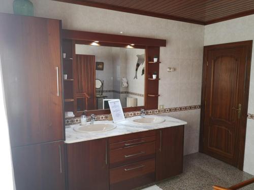 a bathroom with two sinks and a large mirror at Vivienda el Timón in Ingenio