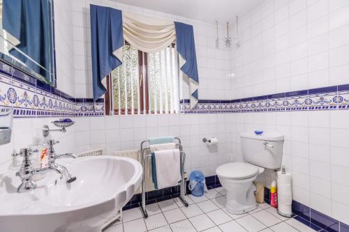 y baño con lavabo y aseo. en Dunleath House, en Downpatrick