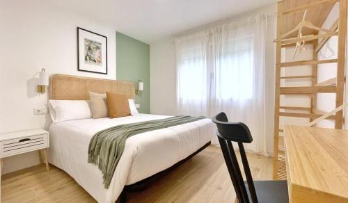um quarto com uma cama grande e uma escada em A Marisma Hostal em Redondela
