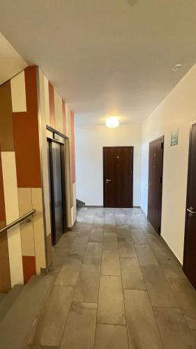 un couloir vide d'un immeuble de bureaux dans l'établissement Hugo apartment & parking, à Riga