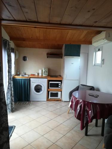 Kuchyň nebo kuchyňský kout v ubytování Le chalet de la beauté