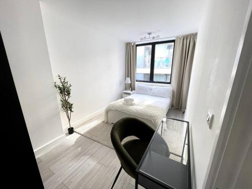 a small room with a bed and a window at 2 Bedroom Central London Apartment Modern and Stylish in London