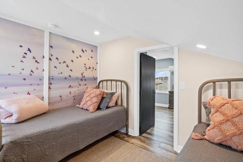Habitación con 2 camas con pájaros en la pared en White Horse Beach House: Plymouth, en Plymouth