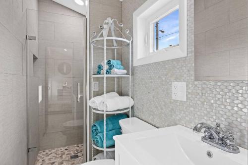 y baño con ducha, aseo y lavamanos. en White Horse Beach House: Plymouth, en Plymouth