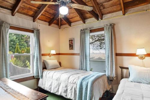 - une chambre avec 2 lits et 2 fenêtres dans l'établissement Clara's Retreat: Rocky Nook Kingston, à Kingston