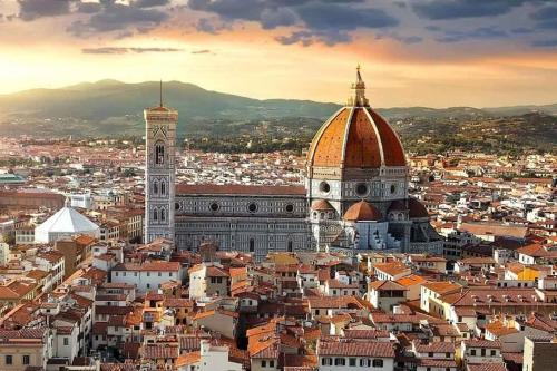 una ciudad con una torre de reloj y un edificio en Zoroastrohome Borgo Peretola Firenze Nord, en Florencia