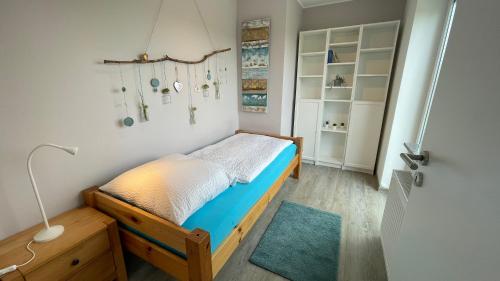 Dormitorio pequeño con cama y lámpara en „Vogelnest“ im Vogelsberger Hof, en Grebenhain