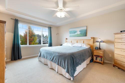 a bedroom with a bed and a window at 3BR 2,5BA - Ready to move in - utensils, furniture and appliances in Renton
