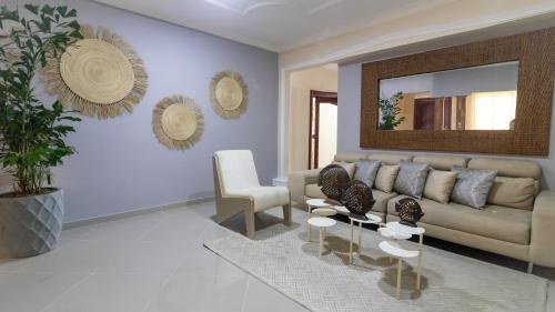 ein Wohnzimmer mit einem Sofa und einem Spiegel in der Unterkunft Casa Palmar Cartagena in Cartagena de Indias