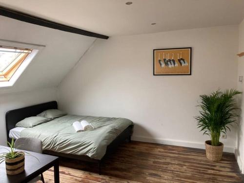 sypialnia z łóżkiem i zegarem na ścianie w obiekcie Cozy attic apartment w Antwerpii