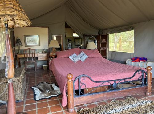 sypialnia z łóżkiem w namiocie w obiekcie Buffalo's Rest Greenpark-Naivasha w mieście Naivasha