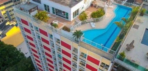 uma vista panorâmica de um edifício com piscina em Lapinha 40 Graus Studio no Rio de Janeiro