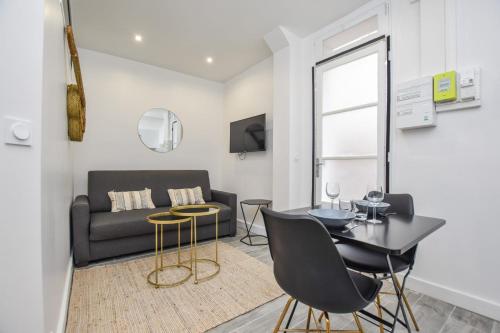 un salon avec un canapé et une table dans l'établissement Cosy apartment - 1BR-4P - Auteuil, à Paris